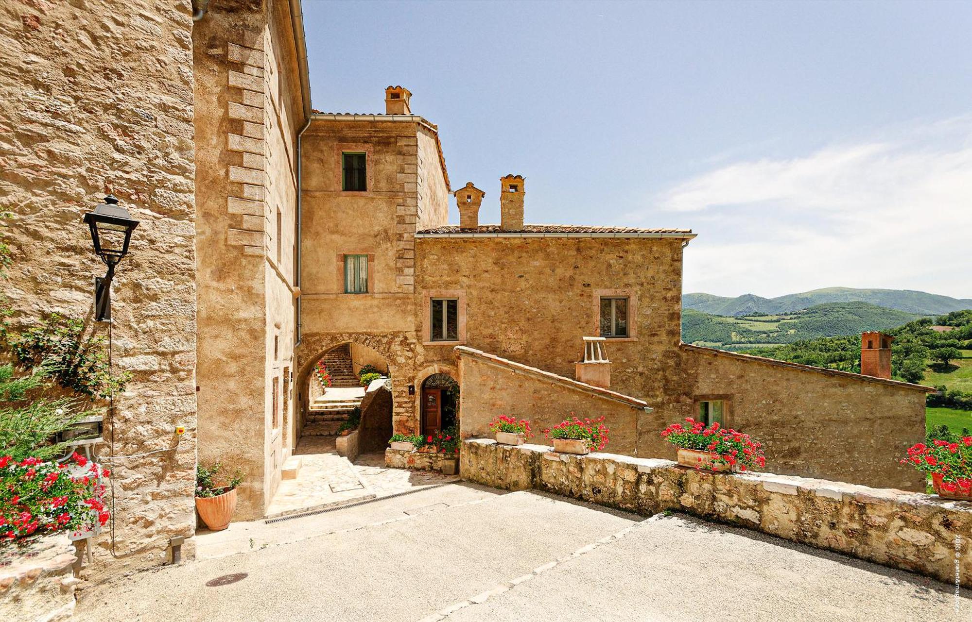Отель Castello Di Postignano Relais Sellano Экстерьер фото